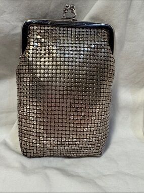 Mesh WHITING and DAVIS CO Silver Mesh Kiss-Lock Evening Clutch